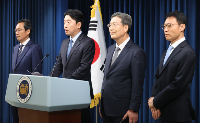 오광수 민정수석(오른쪽에서 2번째). 사진은 강훈식 대통령 비서실장이 8일 용산 대통령실에서 정무,홍보,민정 수석 인선을 발표하는 모습. 왼쪽부터 우상호 정무수석, 강 비서실장, 오광수 민정수석, 이규연 홍보소통수석. 연합뉴스.
